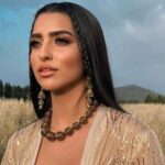 Η Αναστασία με σορτσάκι, γραβάτα και ψηλοτάκουνες γόβες εντυπωσίασε στη σκηνή του MadWalk