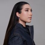 Κατερίνα Κακοσαίου: Επιστρέφει δυναμικά με το νέο της single «Ακούστε τι μου λέει»