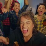 Διονύσης Σχοινάς – «Μαύρα Χριστούγεννα»: Tο πιο ανατρεπτικό γιορτινό τραγούδι & video!