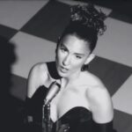 Evangelia: Σπάει πιάτα, χορεύει συρτάκι και απογειώνει το music video του PARÉA